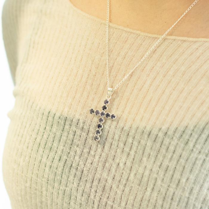 Silverpläterat krucifixhalsband med ametister