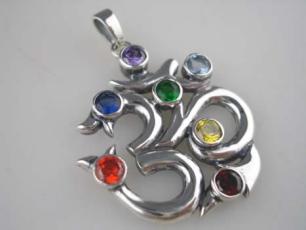 Cleo H&auml;ngsmycke - Om och Chakra