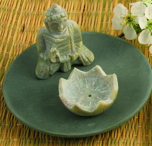 Regnbgsvvar Rkelsehllare Budda med lotus i sten