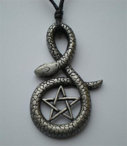 Cleo Halsband - Orm med Pentagram